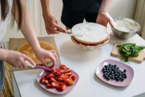 Bolo de Aniversário com Creme Belga e Morangos
