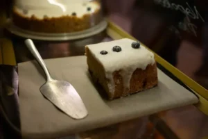 Bolo de Cenoura Trufado com Cobertura e Recheio Cremoso!