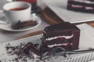 Bolo de Chocolate que Já sai Recheado do Forno: Surpreenda-se!