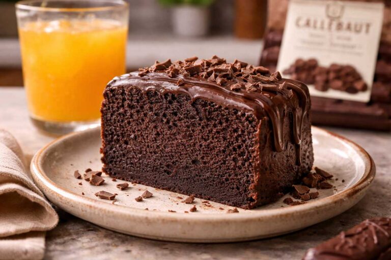 Receita de Bolo Fudge de Chocolate: O Segredo da Massa Acetinada e Úmida que Derrete na Boca