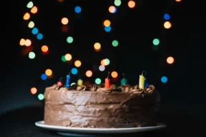 Bolo de Aniversário 50 Pessoas – Como Montar e Decorar