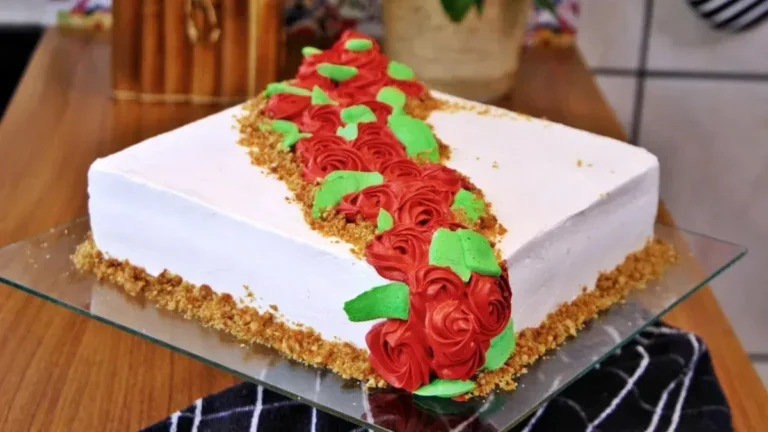 Foto de Bolo de Aniversário Decorado: Surpresa Perfeita para a Sua Festa