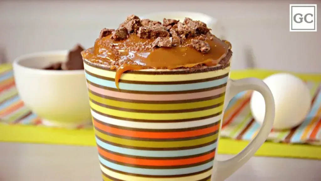 Bolo de caneca de chocolate e doce