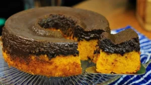 Bolo de Cenoura Invertido com Brigadeiro já sai Recheado do forno