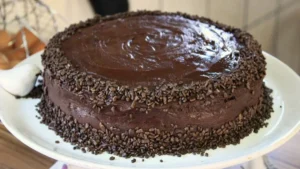 Bolo de Chocolate de Aniversário: Aprenda a Fazer!