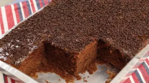 Receita de Bolo de Chocolate Simples: Descubra o Segredo!