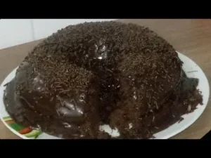 Bolo de Chocolate com Cobertura de Chocolate: Delícia Dupla!