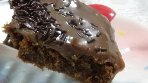 Bolo de Chocolate Fofinho com Cobertura de Brigadeiro: Excelente