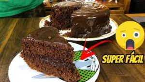 Bolo de Chocolate Recheado com Creme de Avelã: Delicie-se!