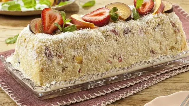 Bolo Gelado de Frutas com Coco: Sabor a Cada Fatia