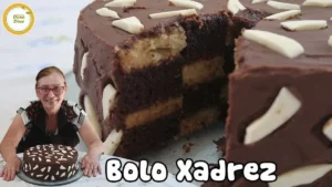 Bolo Xadrez Fofinho e Úmido com Cobertura de Chocolate