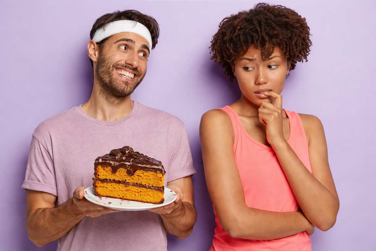 Um homem sorridente segurando um bolo de chocolate com camadas e biscoitos no topo, enquanto uma mulher ao lado demonstra hesitação e dúvida, mordendo o dedo e olhando para o bolo com preocupação. O fundo é de cor roxa sólida, ilustrando o dilema entre o desejo de comer um doce e a preocupação com a dieta.